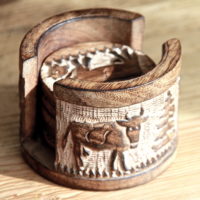 Boite de 6 sous verre en bois avec transhumance de vaches sculptées à main – Image 3
