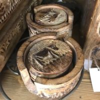 Boite de 6 sous verre en bois avec transhumance de vaches sculptées à main – Image 6