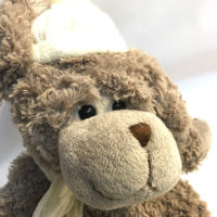Peluche petit chien Garret originale de Louise Mansen dans les couleurs beige, marron et blanc – Image 2