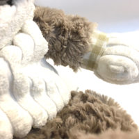 Peluche lapin Marius originale de Louise Mansen dans les couleurs beige, marron et blanc – Image 3