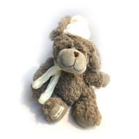 Peluche petit chien Garret originale de Louise Mansen dans les couleurs beige, marron et blanc