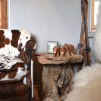 Petit ours qui marche en bois sculpté et peint à la main – Image 4