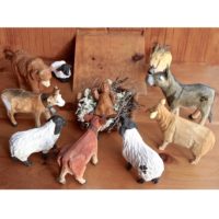 Petit ours qui marche en bois sculpté et peint à la main – Image 3