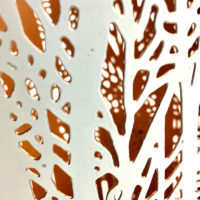 Photophore en metal motif forêt couleur blanc/cuivré pour bougie ou luminaires décoratifs – Image 3