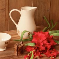 Pichet blanc avec motif edelweiss marron fait à main. – Image 3