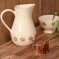 Pichet blanc avec motif edelweiss marron fait à main. – Image 2