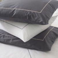 Taie d’oreiller grise en percale de coton brodée rouge rectangulaire 65x100 – Image 2