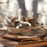 Sous-assiette en bois brûlé (manguier) sculptée avec 8 cerfs – Image 5