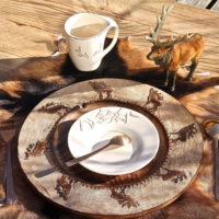 Sous-assiette en bois brûlé (manguier) sculptée avec 8 cerfs – Image 4