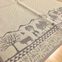 Chemin de table en jacquard 150x50 cm - "La Ballade" gris motifs poya montagnards écru – Image 4
