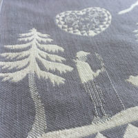 Chemin de table en jacquard 150x50 cm - "La Ballade" gris motifs poya montagnards écru – Image 2