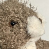 Peluche petite marmotte "Becky" originale de "Louise Mansen" - beige, marron et blanc – Image 3