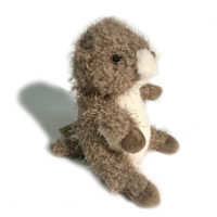 Peluche petite marmotte "Becky" originale de "Louise Mansen" - beige, marron et blanc