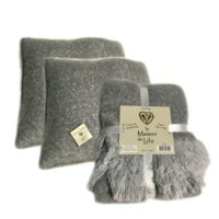 Set 2 coussins + housses de coussins et 1 plaid 130 cm x 150 cm cocooning coloris gris