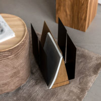 Porte magazine minimaliste et design en chêne et métal noir mat – Image 5