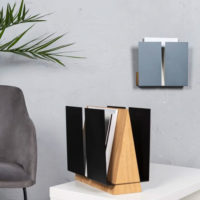 Porte-revues mural minimaliste et design en chêne et métal gris – Image 3