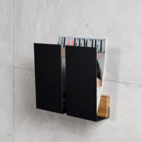 Porte-revues mural minimaliste et design en chêne et métal noir mat – Image 2