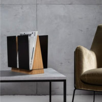 Porte magazine minimaliste et design en chêne et métal noir mat – Image 4