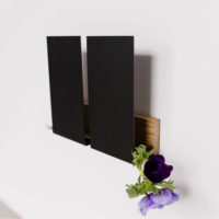 Porte-revues mural minimaliste et design en chêne et métal noir mat – Image 3