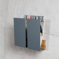 Porte-revues mural minimaliste et design en chêne et métal gris