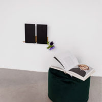 Porte-revues mural minimaliste et design en chêne et métal noir mat – Image 4