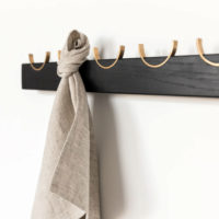 Porte manteau mural minimaliste et design - noir avec 5 crochet en laiton ou acier – Image 2