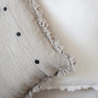 Une housse de coussin "Olga" gaufré élégant en lin couleur lin naturel beige 50x50 cm – Image 5