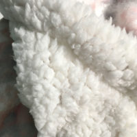Plaid cocooning effet cachemire avec sherpa interne - rose, blanc et gris 75 cm x 100 cm – Image 2