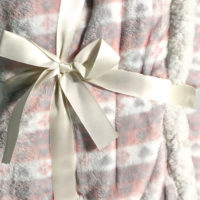 Plaid cocooning effet cachemire avec sherpa interne - rose, blanc et gris 75 cm x 100 cm – Image 3