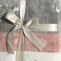 Plaid cocooning effet cachemire rose, blanc et gris 130 cm x 170 cm – Image 2