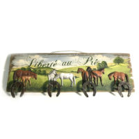 Porte manteau mural en bois avec chevaux libre dans le pré peint à main et crochet mini fer à cheval