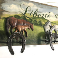 Porte manteau mural en bois avec chevaux libre dans le pré peint à main et crochet mini fer à cheval – Image 2