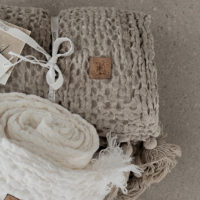Une housse de coussin "Olga" gaufré élégant en lin couleur lin naturel beige 50x50 cm – Image 9
