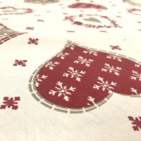 Tissu au mètre pour coussin et rideaux: coeur avec different motif de décoration rouge et gris sur fond blanc – Image 2