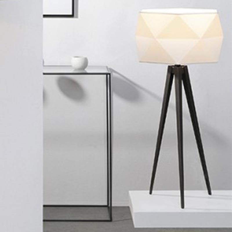 Lampe trépied design et moderne métal noir et abat jour en tissu blanc -  Valais déco